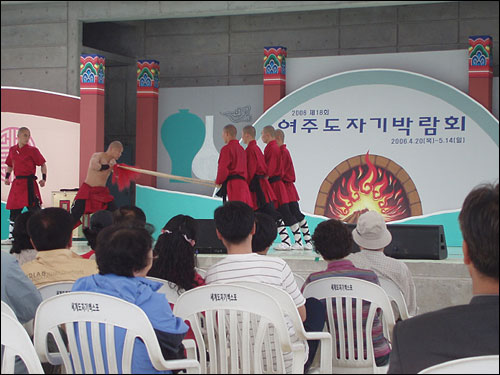 도자기 축제 공연장에서 소림무술 시범을 보여 주었습니다. 